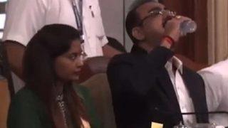 İlginç olay! Toplantıda su şişesi sanarak dezenfektan içti