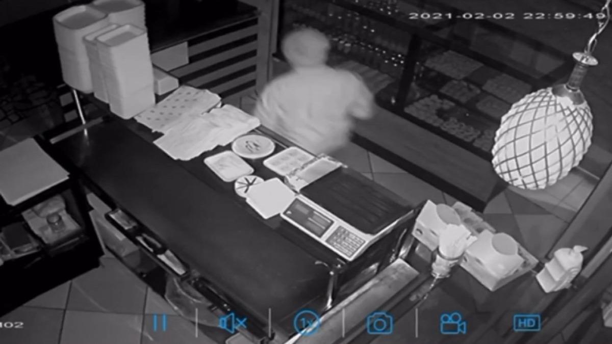 Bursa&rsquo;da sadaka kutusunu &ccedil;alan hırsız kameraya yansıdı