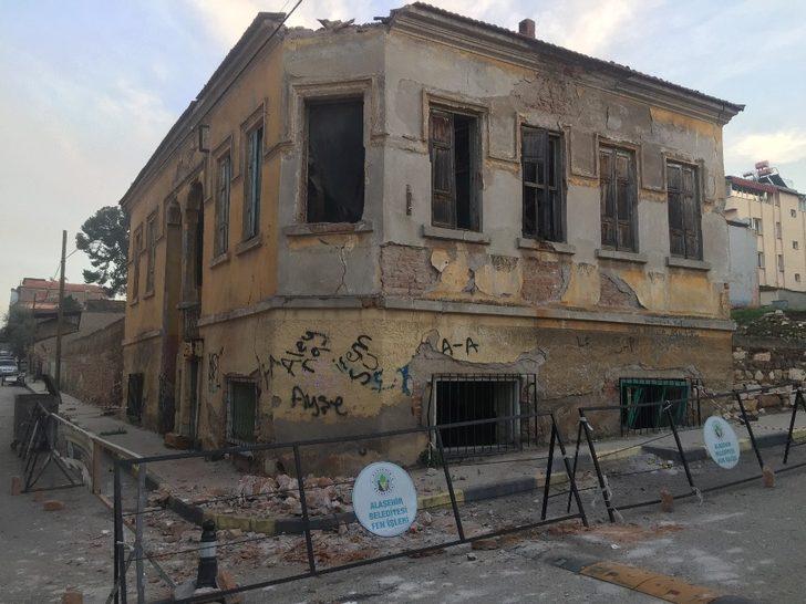 Alaşehir’de çatısı çöken bina tarihi tescilli çıktı G2