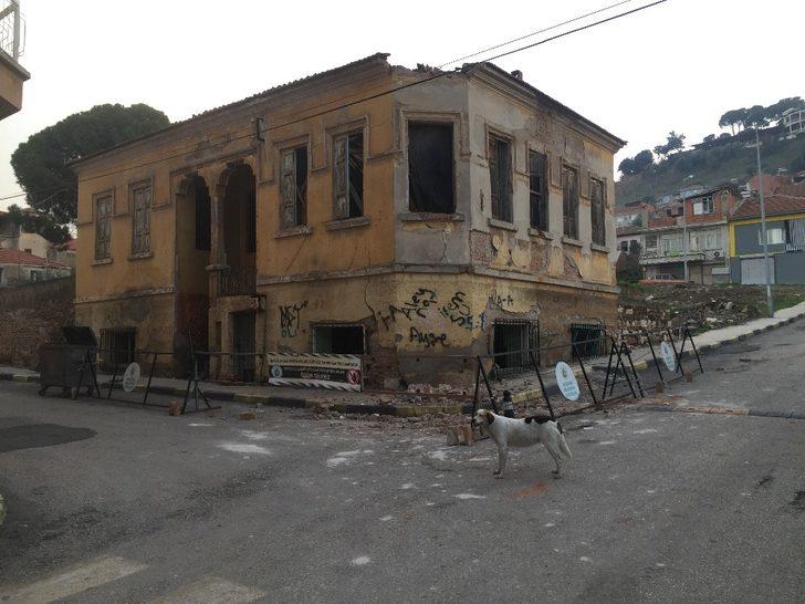 Alaşehir’de çatısı çöken bina tarihi tescilli çıktı G4