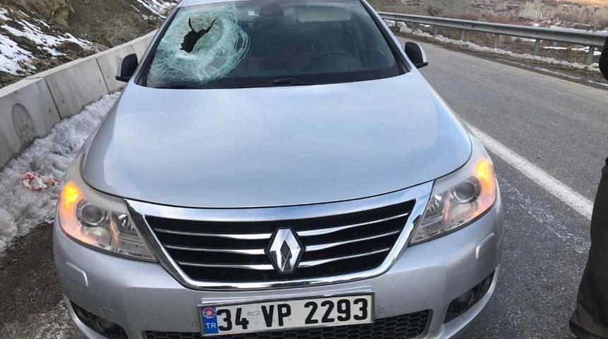 Dağdan kopan kaya parçası otomobilin camından içeri girerek sürücüyü yaraladı