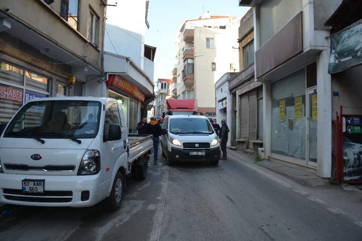 &Ccedil;alışır halde bıraktığı ara&ccedil; kapıları ve trafiği kilitledi
