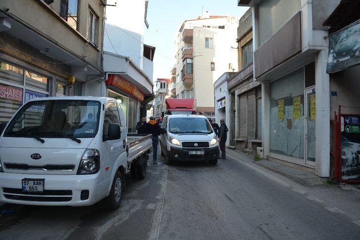 Çalışır halde bıraktığı araç kapıları ve trafiği kilitledi G1