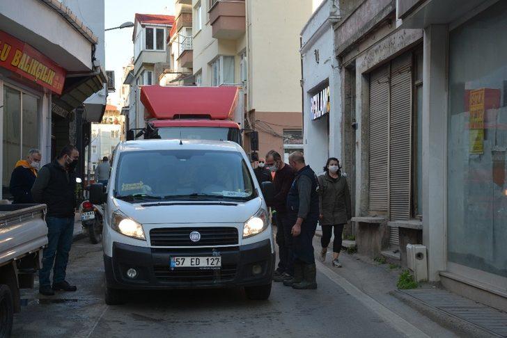 Çalışır halde bıraktığı araç kapıları ve trafiği kilitledi G2