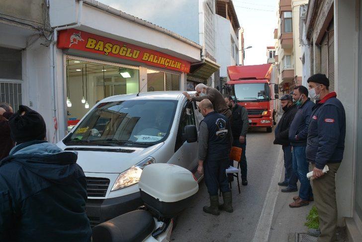 Çalışır halde bıraktığı araç kapıları ve trafiği kilitledi G4