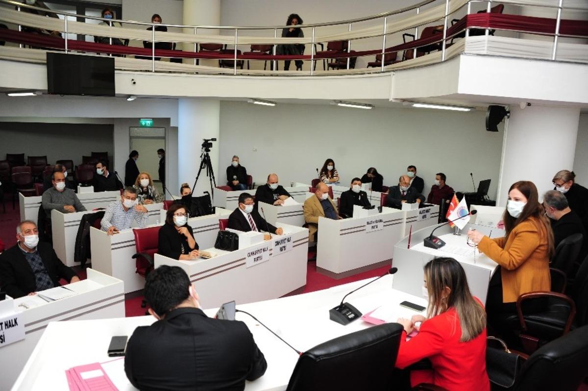 Bal&ccedil;ova Belediyesinden esnafa bin TL maddi yardım