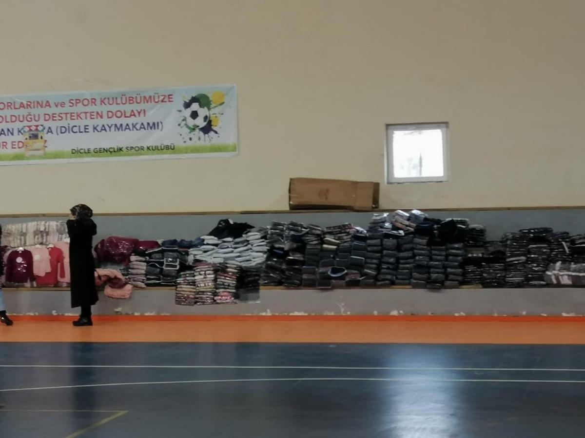 Dicle Kaymakamlığı&rsquo;ndan bin ihtiya&ccedil; sahibi &ccedil;ocuğa kıyafet yardımı