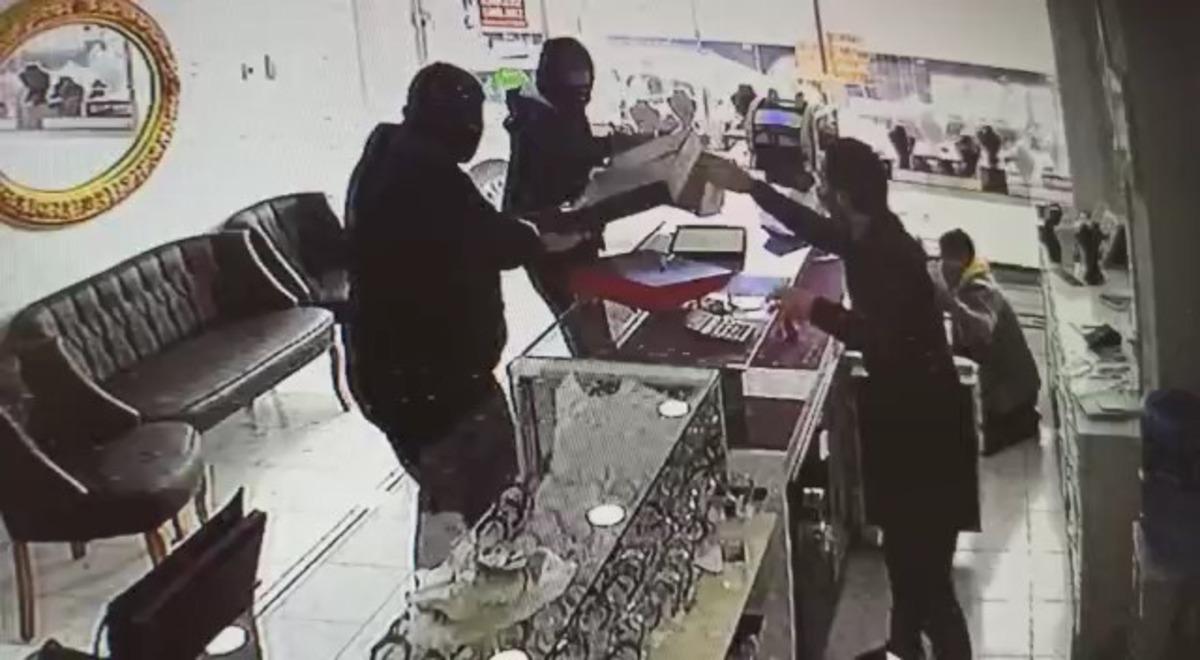 Bursa&rsquo;da pompalı t&uuml;fekle soygun g&uuml;venlik kamerasında