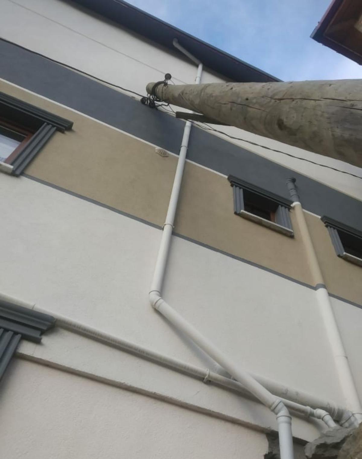 Evin g&ouml;vdesine yaslanan elektrik direğine m&uuml;dahale edildi