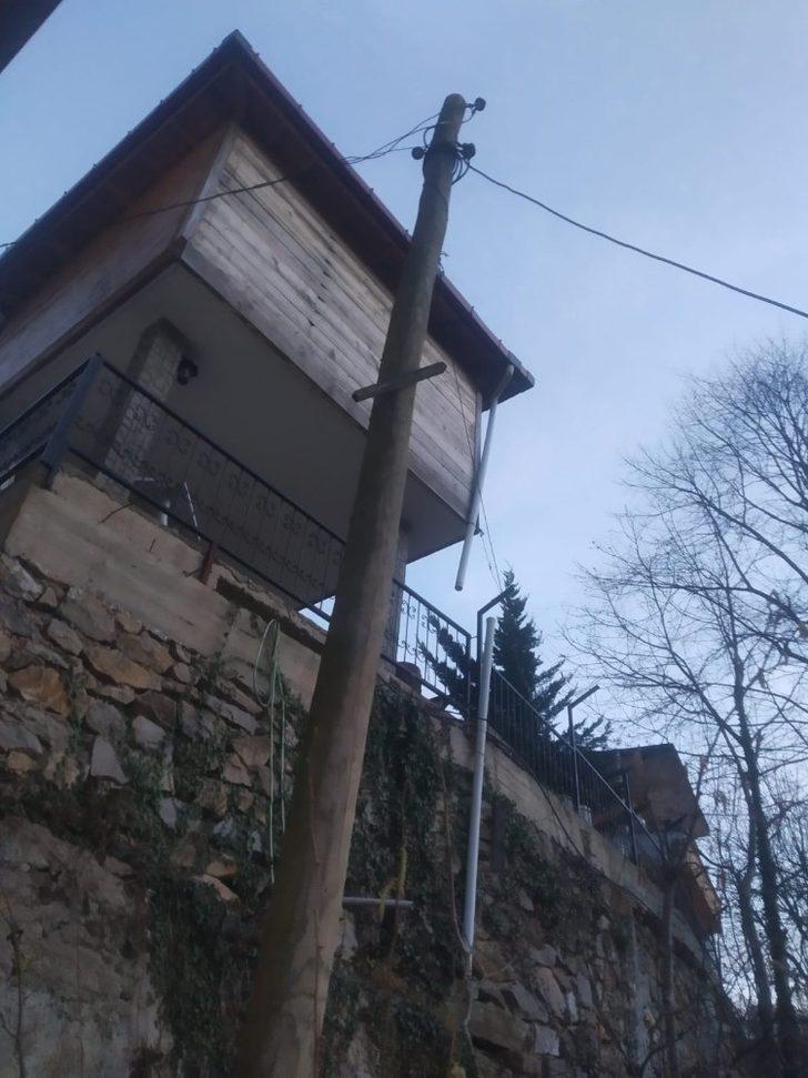 Evin gövdesine yaslanan elektrik direğine müdahale edildi G2