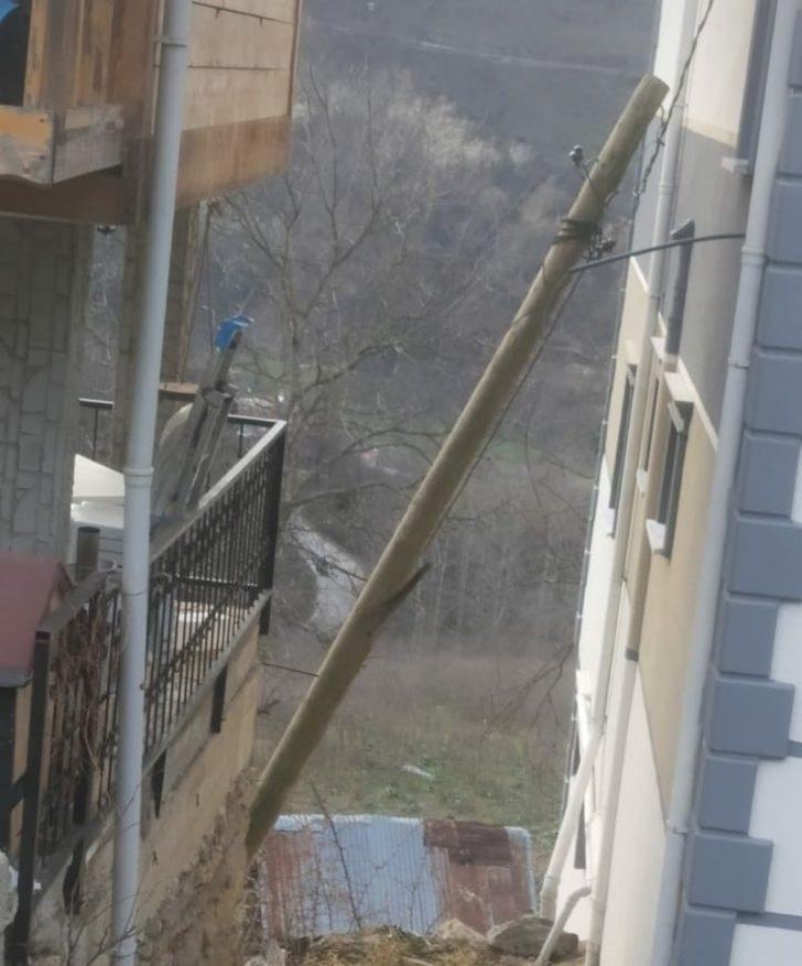 Evin gövdesine yaslanan elektrik direğine müdahale edildi G3