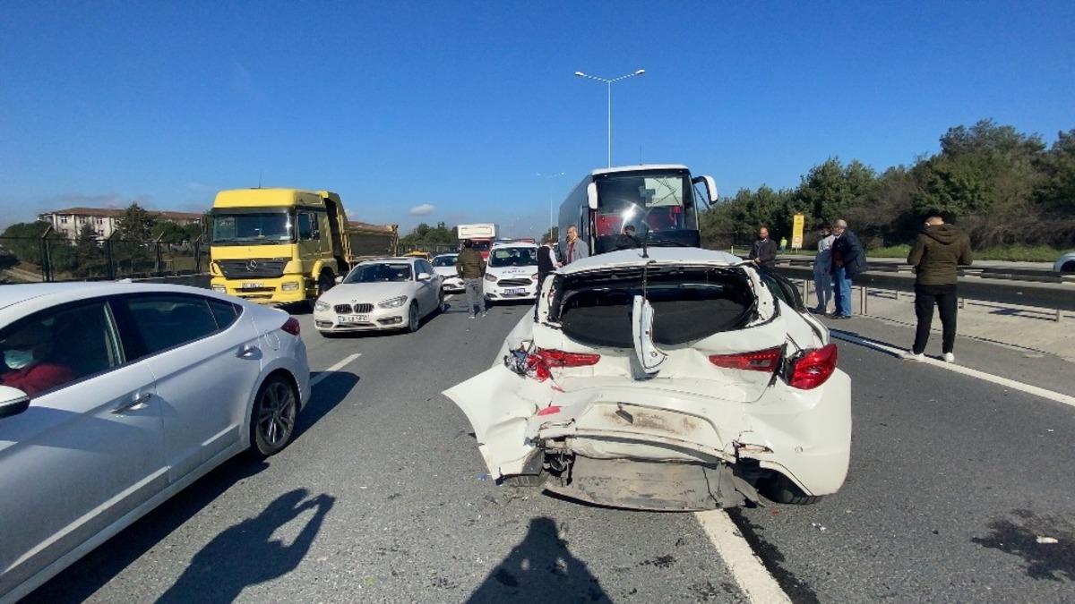 Hasdal&rsquo;da otob&uuml;s otomobile &ccedil;arptı: 3 yaralı