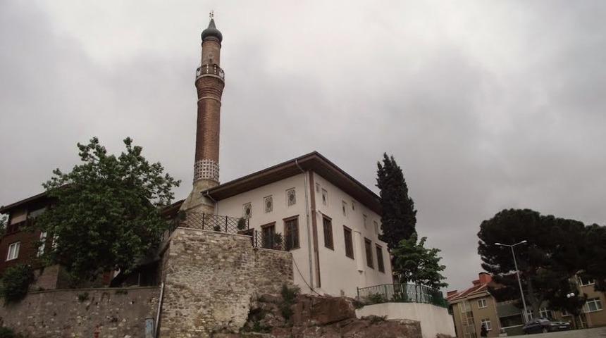 Tarihi Ak&ccedil;akoca Camii&rsquo;ne portatif &ccedil;adır
