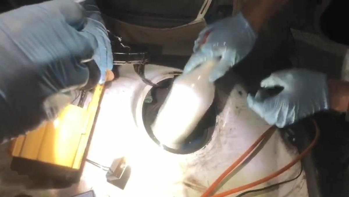 Otomobilin yakıt deposunu uyuşturucu zulasına &ccedil;evirmişler