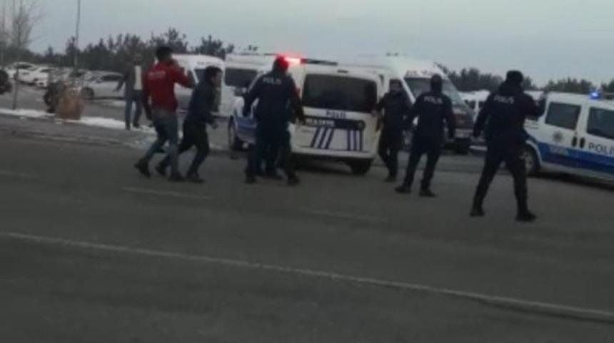 Erzurum&rsquo;da minib&uuml;s şof&ouml;rlerinin taşlı sopalı kavgası: 9 yaralı