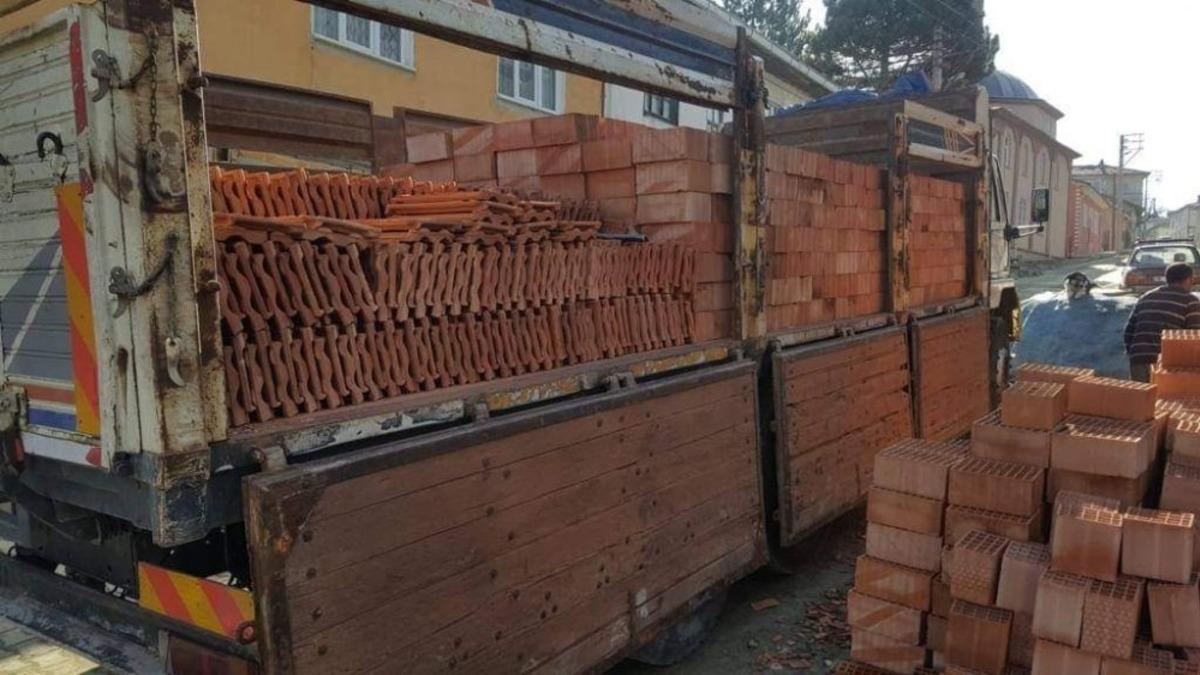 Başkan Şahiner&rsquo;den evi yanan aileye yardım