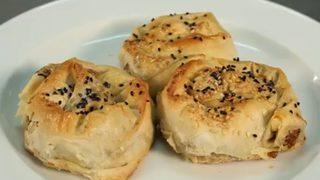 Nar gibi kızarmış nefis kıymalı gül böreği tarifi! Taze yufka ile yaparsanız...