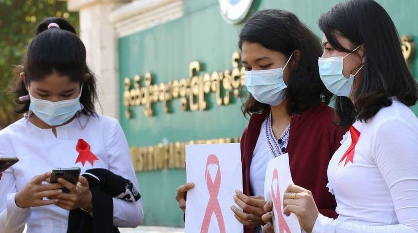 Myanmar'da darbe: Askeri yönetim Facebook'a erişimi engelledi