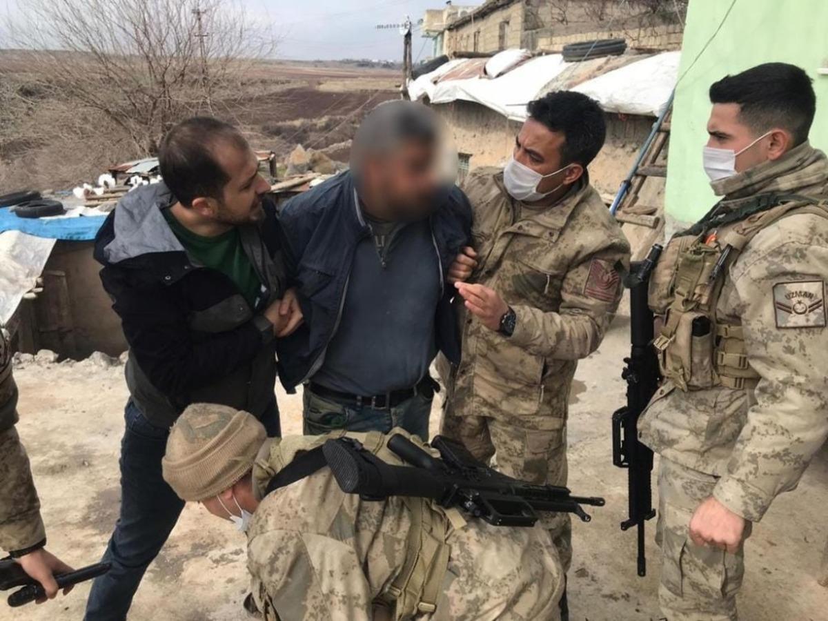 Eşini &ouml;ld&uuml;r&uuml;p &ccedil;ocuklarını yaraladıktan sonra ka&ccedil;an zanlı ahırda yakalandı