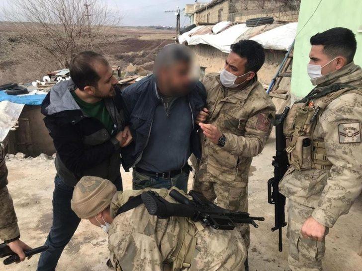 Eşini öldürüp çocuklarını yaraladıktan sonra kaçan zanlı ahırda yakalandı G1