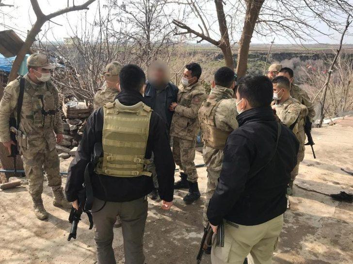 Eşini öldürüp çocuklarını yaraladıktan sonra kaçan zanlı ahırda yakalandı G2