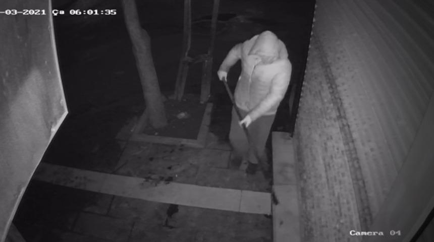 Saldırı öncesinde güvenlik kameralarının boyandığı anlar kamerada