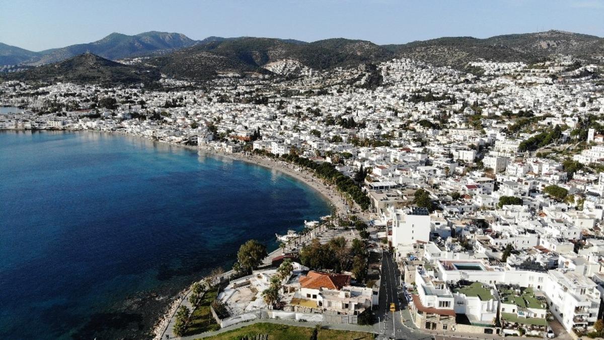 Sıcak havayı g&ouml;ren sahile akın etti