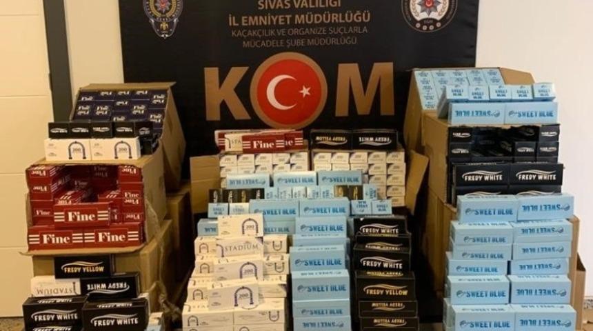 Yolcu otob&uuml;s&uuml;nden 300 bin adet ka&ccedil;ak makaron &ccedil;ıktı