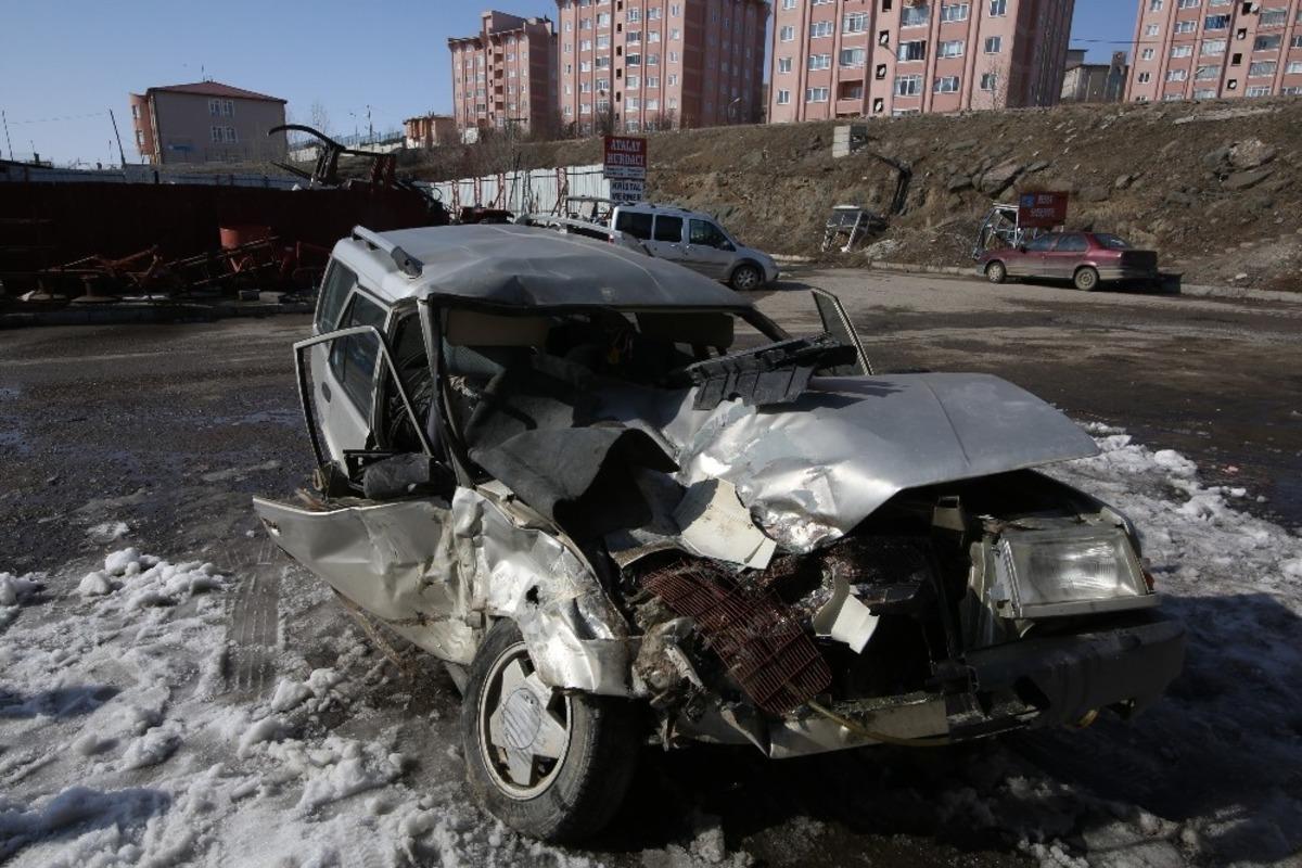 Sivas&rsquo;ta otomobil ile beton mikseri &ccedil;arpıştı: 1 &ouml;l&uuml;, 2 yaralı