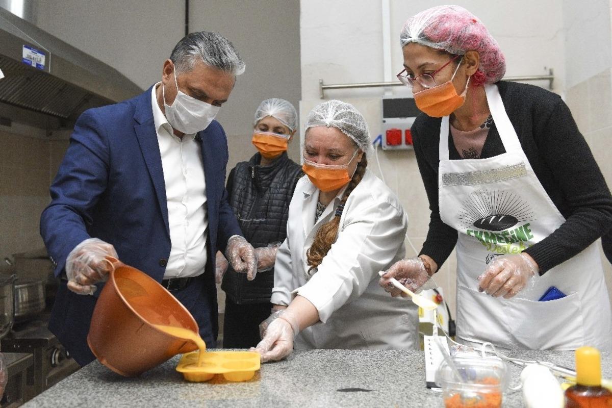 Muratpaşa&rsquo;nın parklara, sokaklara diktiği turun&ccedil;lardan 20 farklı &uuml;r&uuml;n &ccedil;ıktı