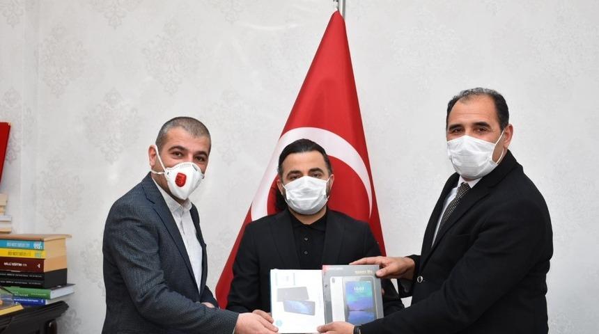Erzincan Barosundan ihtiya&ccedil; sahibi &ouml;ğrencilere tablet