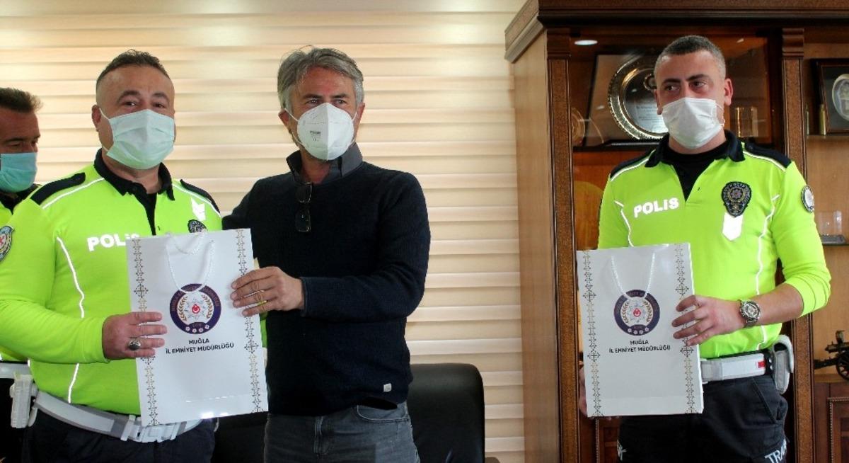 K&ouml;peği ile donma tehlikesi ge&ccedil;iren vatandaşın imdadına yetişen polisler &ouml;d&uuml;llendirildi