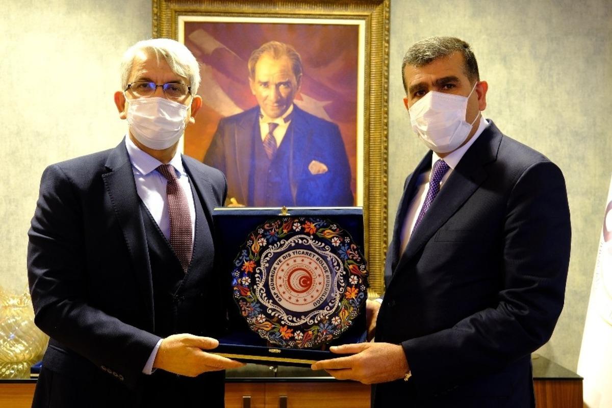 Kileci ve Altunkaya&rsquo;ya liyakat sertifikası ve &uuml;st&uuml;n hizmet plaketi