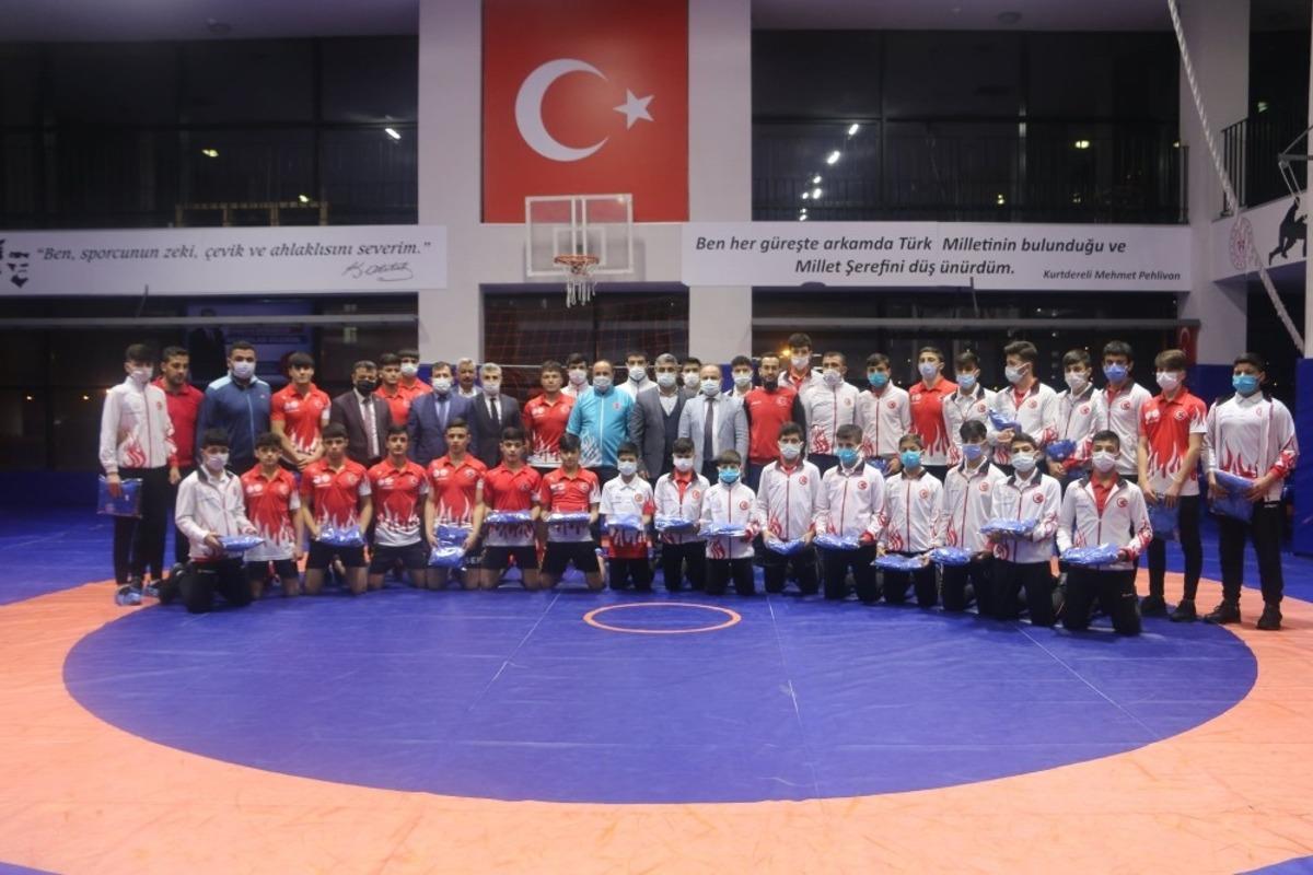 İsmail Emrah Karayel G&uuml;reş Eğitim Merkezi sporcuları ile bir araya geldi