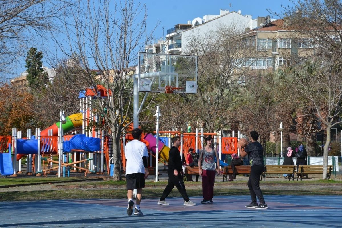 Sinop&rsquo;ta g&uuml;neşi g&ouml;ren kendini sokağa attı