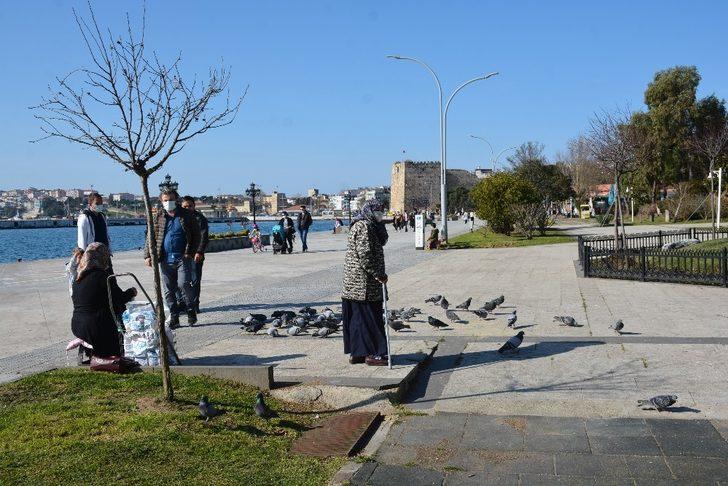 Sinop’ta güneşi gören kendini sokağa attı G3