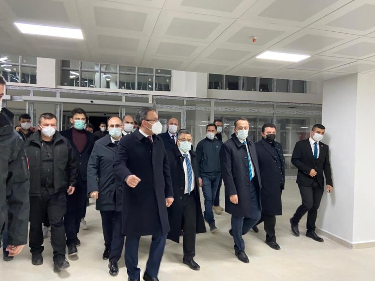 Bakan Kasapoğlu, Boz&uuml;y&uuml;k Kapalı Spor Salonunda incelemelerde bulundu