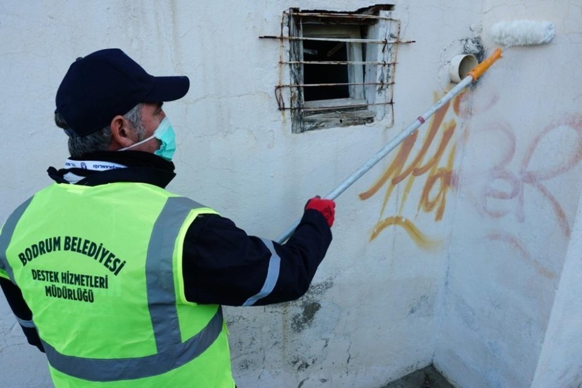 Gen&ccedil;ler yazıyor, belediye siliyor