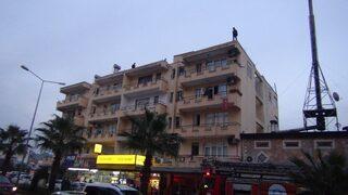 13 çocuk babası çatıya çıktı, aşağıdakiler takla atıp canlı yayın yaptı