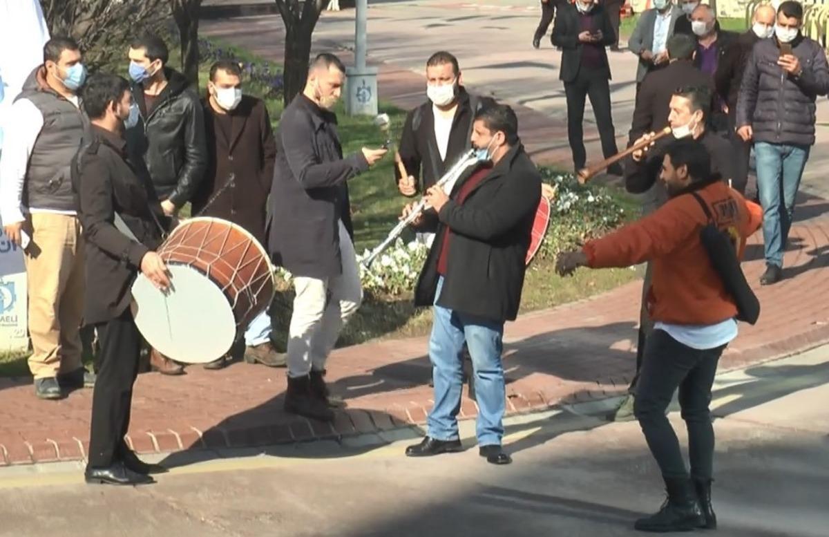 Y&uuml;zde 60 zammı davul zurna eşliğinde kutladılar