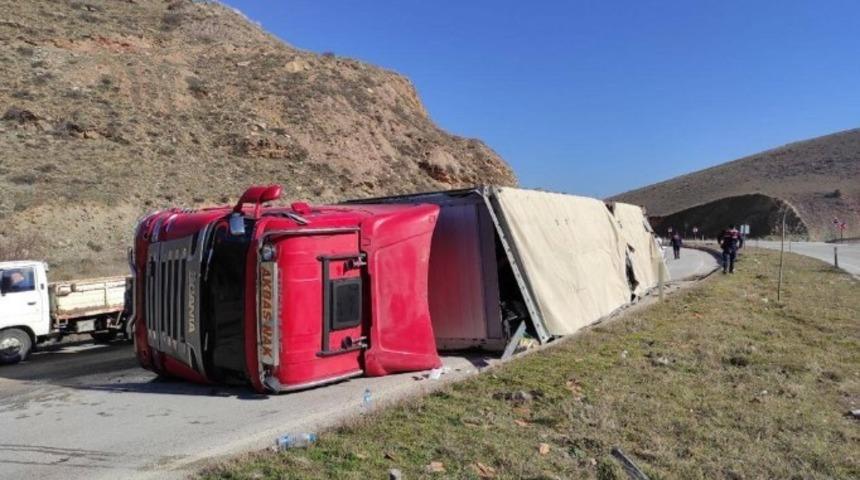 Y&uuml;k halatının kopması sonucu devrilen tırda 2 kişi yaralandı