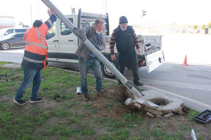Sinop’ta kazada hasar gören trafik lambası değiştirildi G3