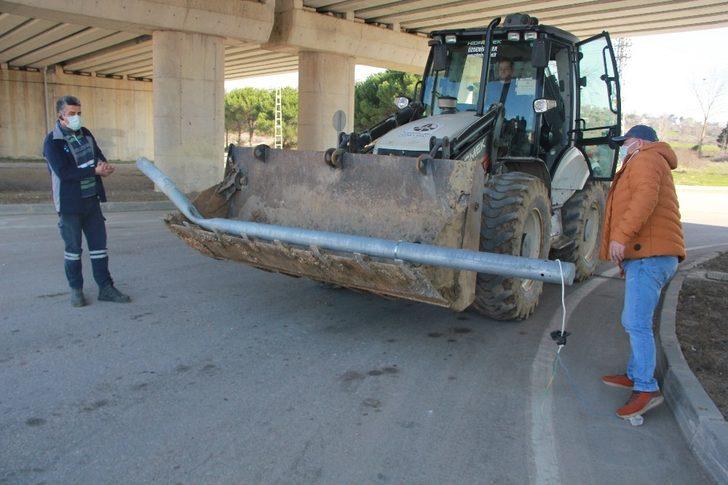 Sinop’ta kazada hasar gören trafik lambası değiştirildi G4