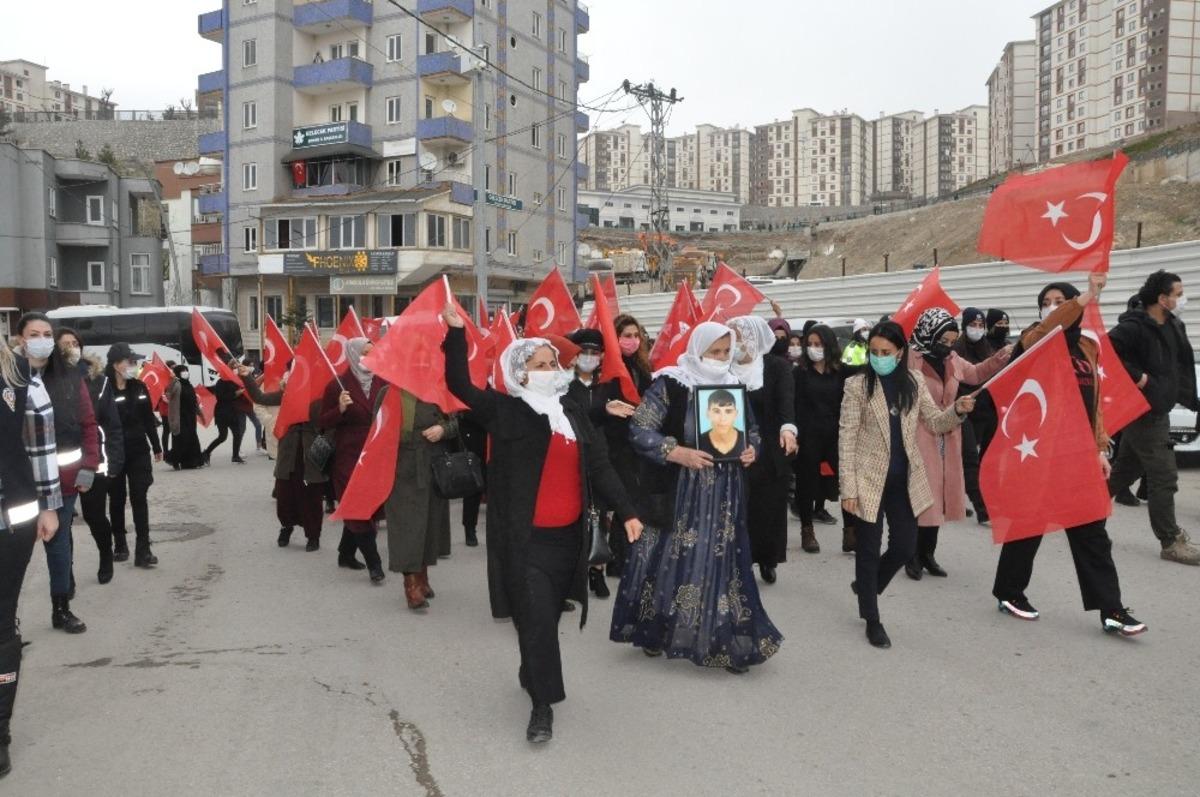 Evlat n&ouml;betindeki Şırnaklı anneler &ccedil;ocuklarını HDP&rsquo;den istiyor