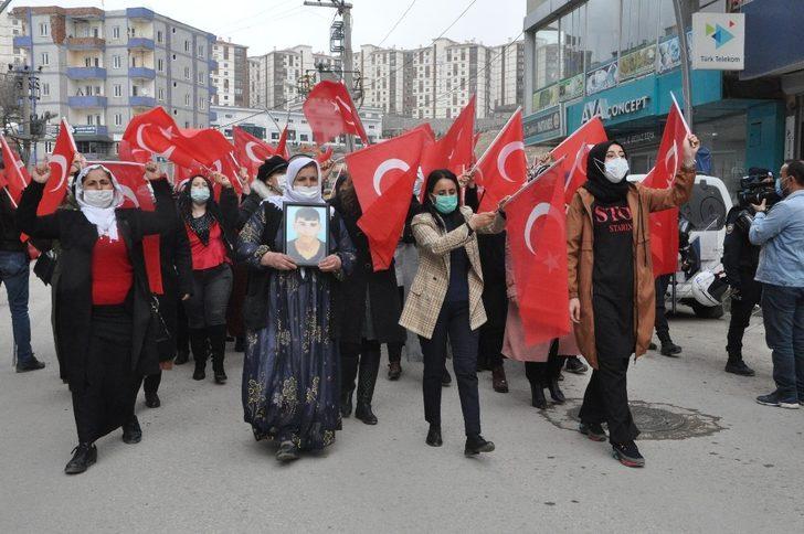 Evlat nöbetindeki Şırnaklı anneler çocuklarını HDP’den istiyor G3