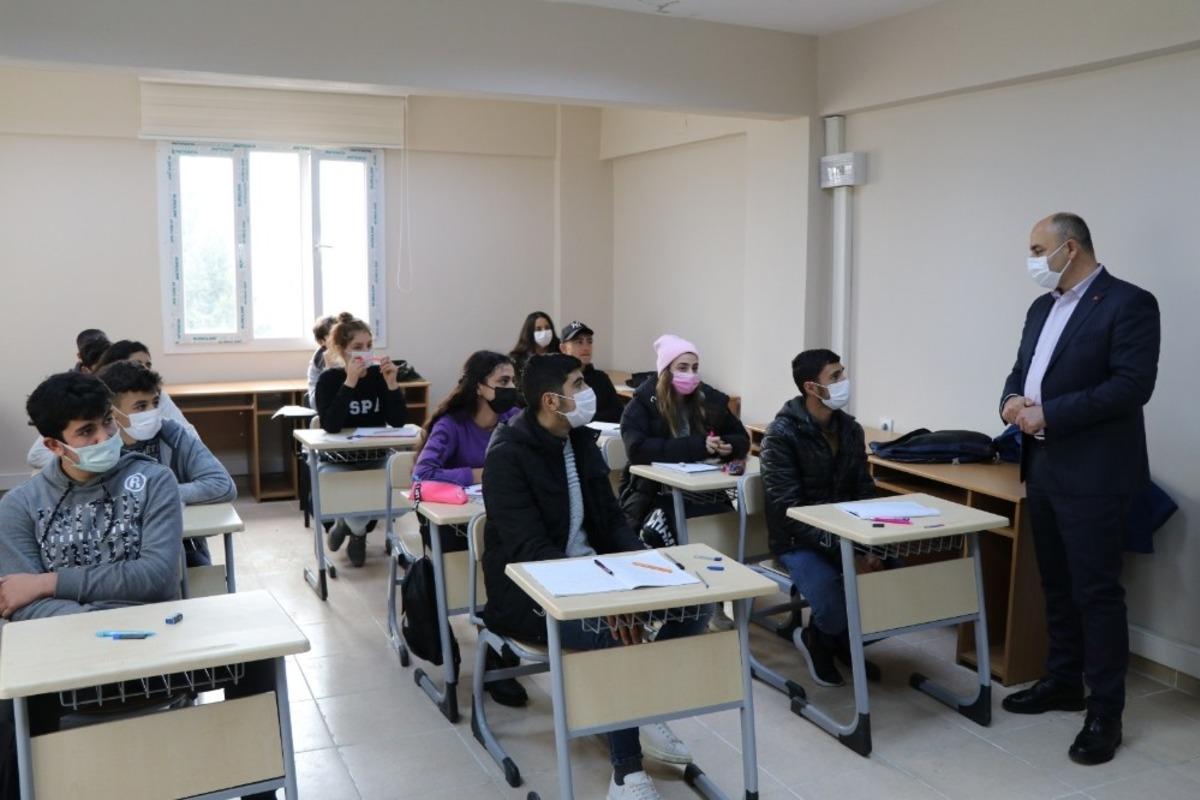 Gen&ccedil;lik merkezindeki kursiyerleri ziyaret etti