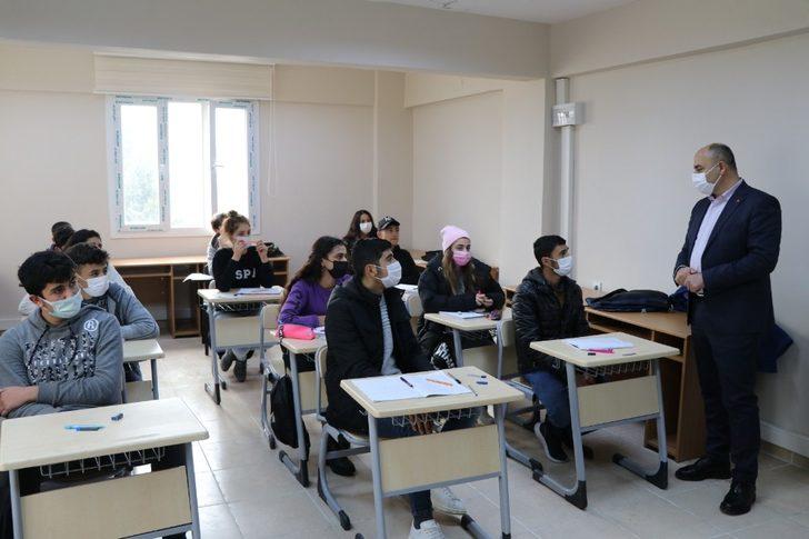 Gençlik merkezindeki kursiyerleri ziyaret etti G1