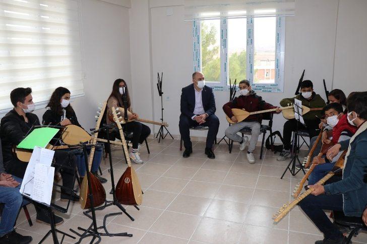 Gençlik merkezindeki kursiyerleri ziyaret etti G2