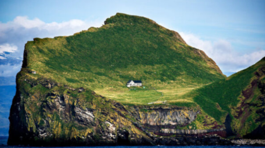 İzlanda’da 100 yılı aşkın süredir ıssız olan dünyanın en yalnız evi hikayesiyle dikkatleri çekiyor!
