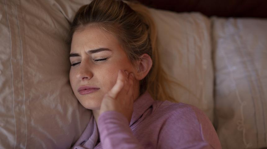 Pandemide artış gösterdi! Diş sıkma tedavisi masseter botoks ile gerçekleşiyor